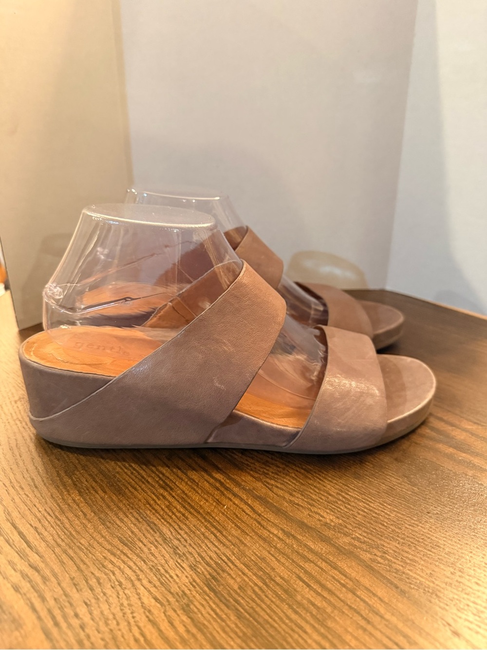 Gentle Souls by Kenneth Cole women’s Gisele two strap sandal. Size 10